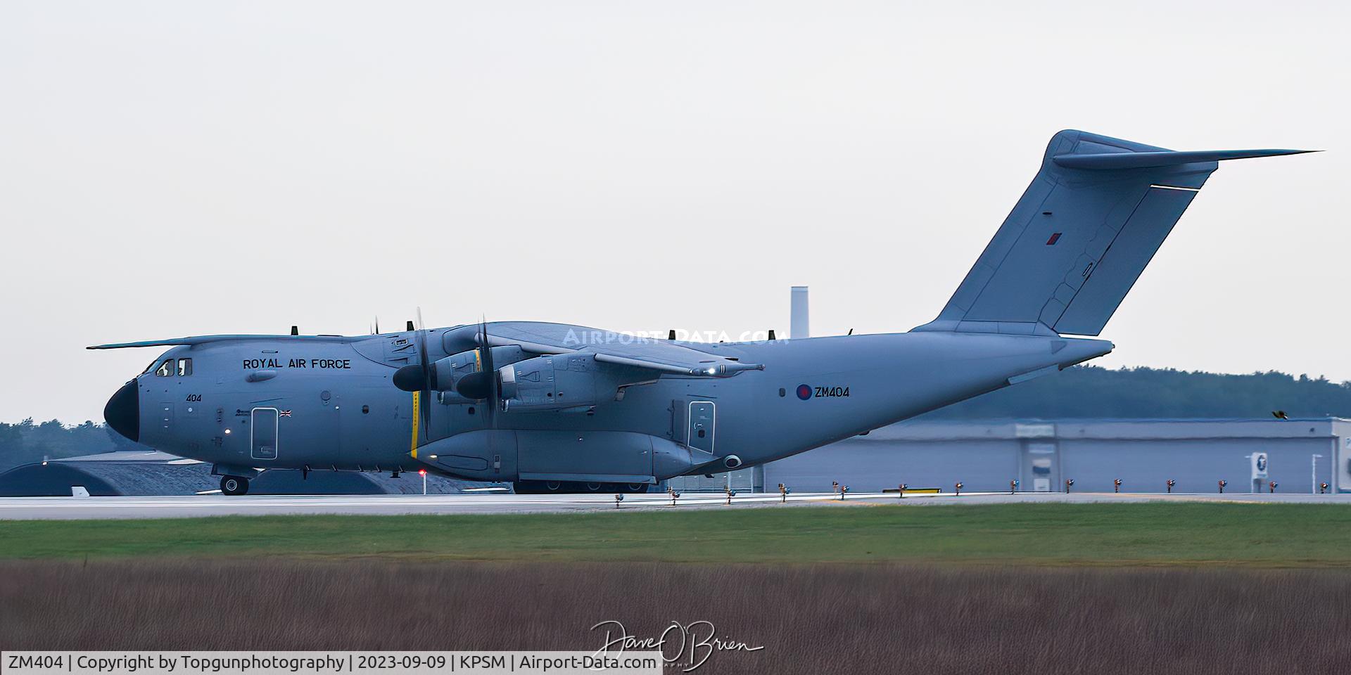 ZM404, 2015 Airbus A400M-180 Atlas C.1 C/N 021, ASCOT4540 departs before the air show starts