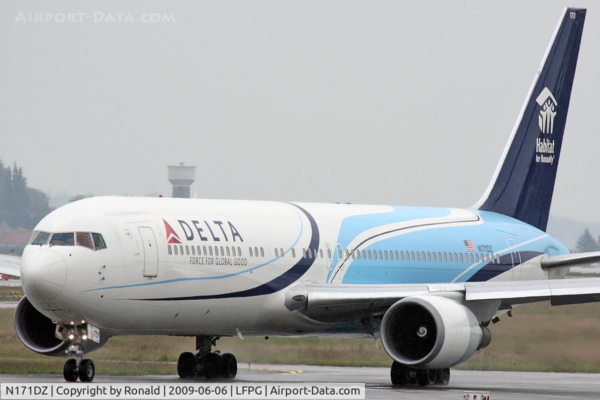 N171DZ, 1998 Boeing 767-332 C/N 29690, at cdg