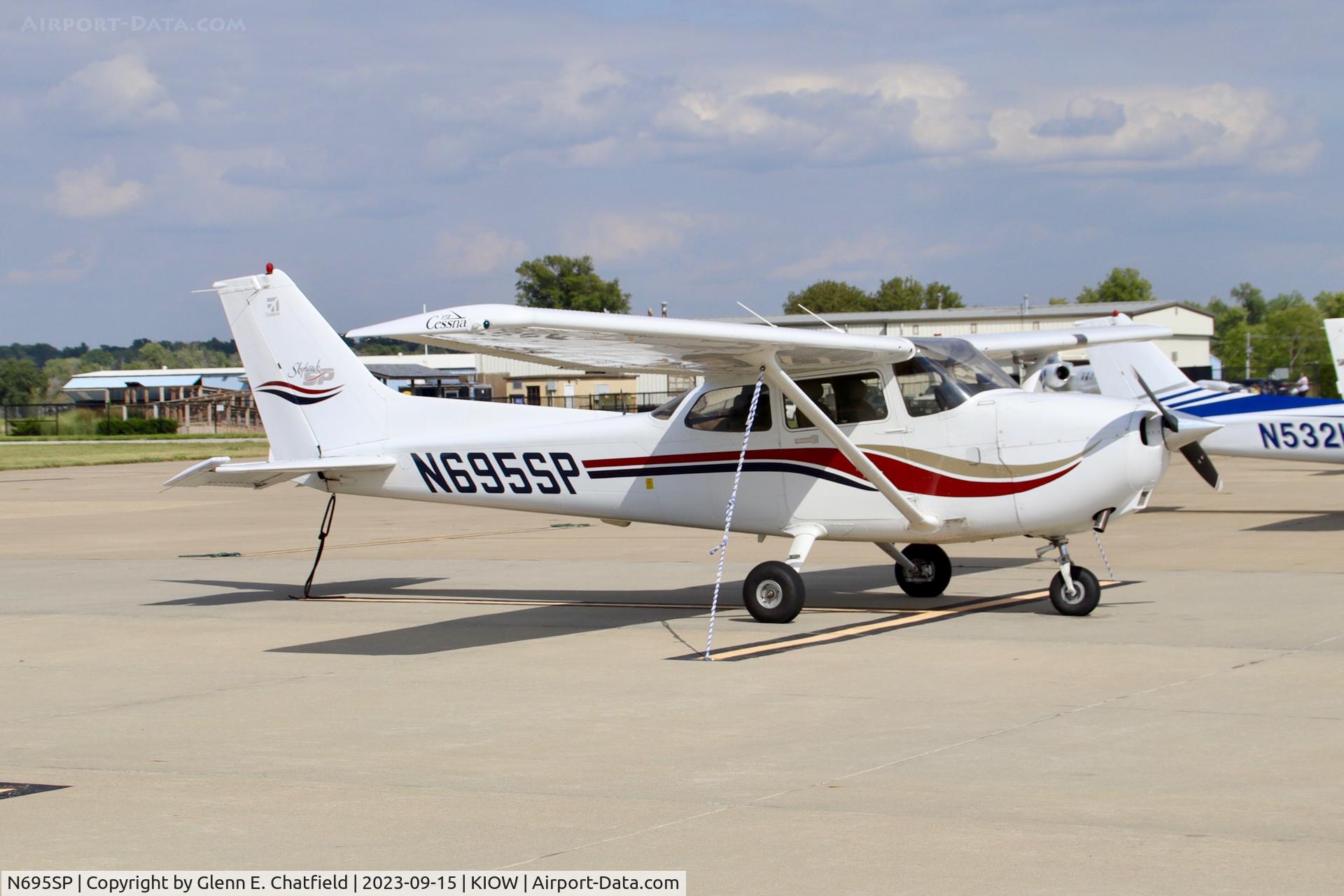 N695SP, 1999 Cessna 172S C/N 172S8105, Awaiting a flight