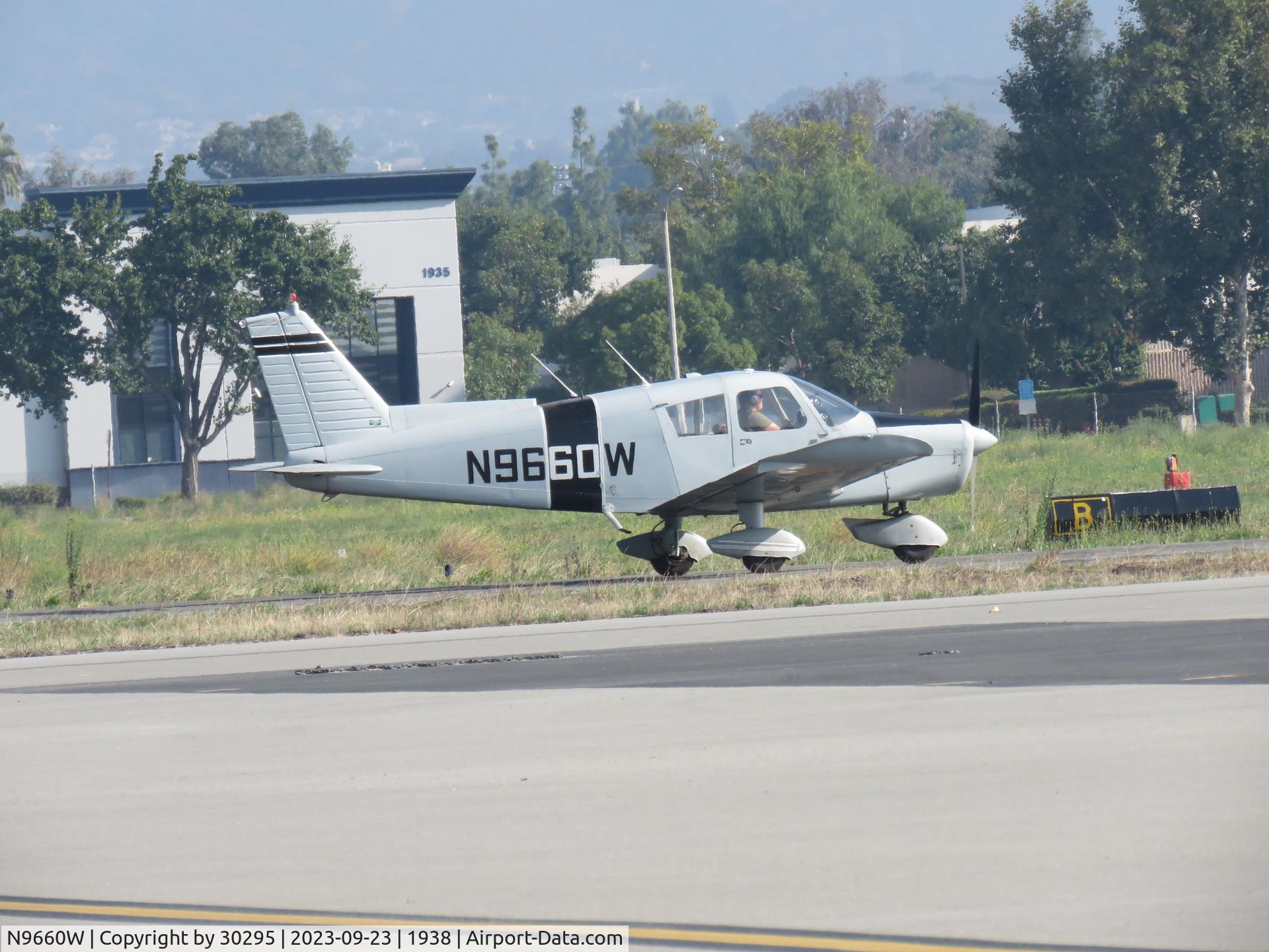 N9660W, 1967 Piper PA-28-140 C/N 28-23122, Taxiing