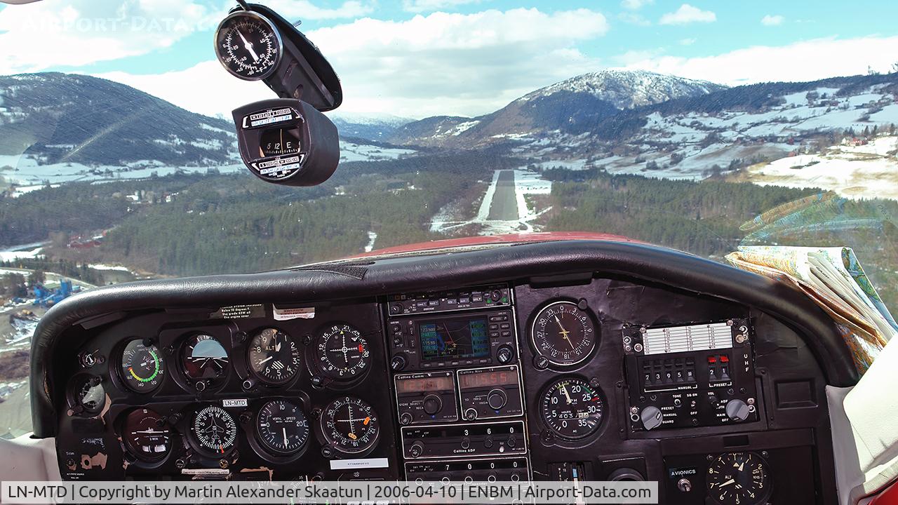 LN-MTD, 1976 Cessna 177RG Cardinal C/N 177RG0895, On final to Bømoen airfield.