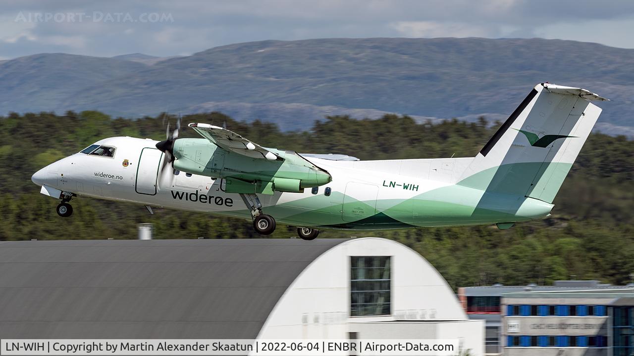 LN-WIH, 1994 De Havilland Canada DHC-8-103 Dash 8 C/N 383, Takeoff.