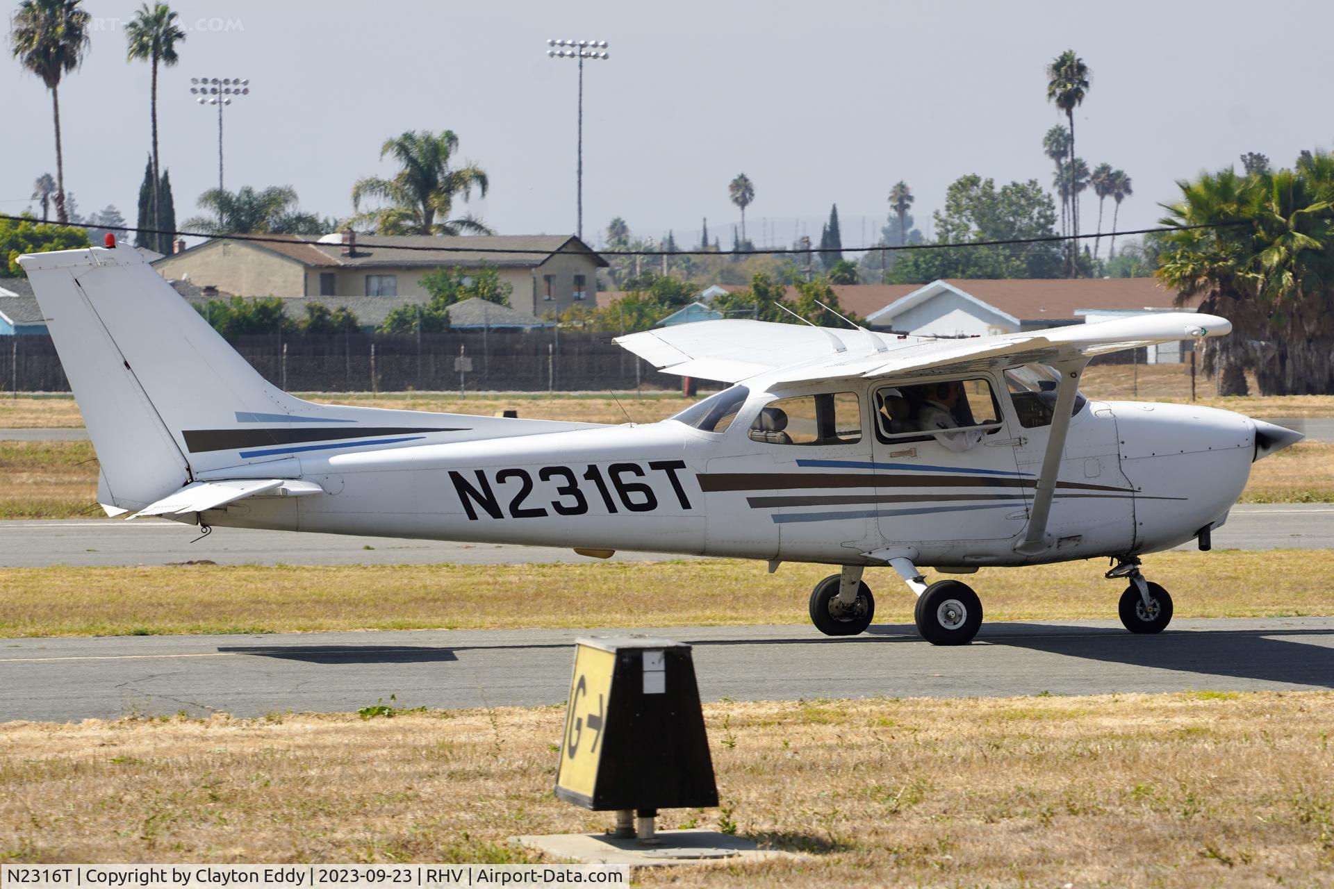 N2316T, 1999 Cessna 172R C/N 17280694, Reid-Hillview Airport Community Day California 2023,