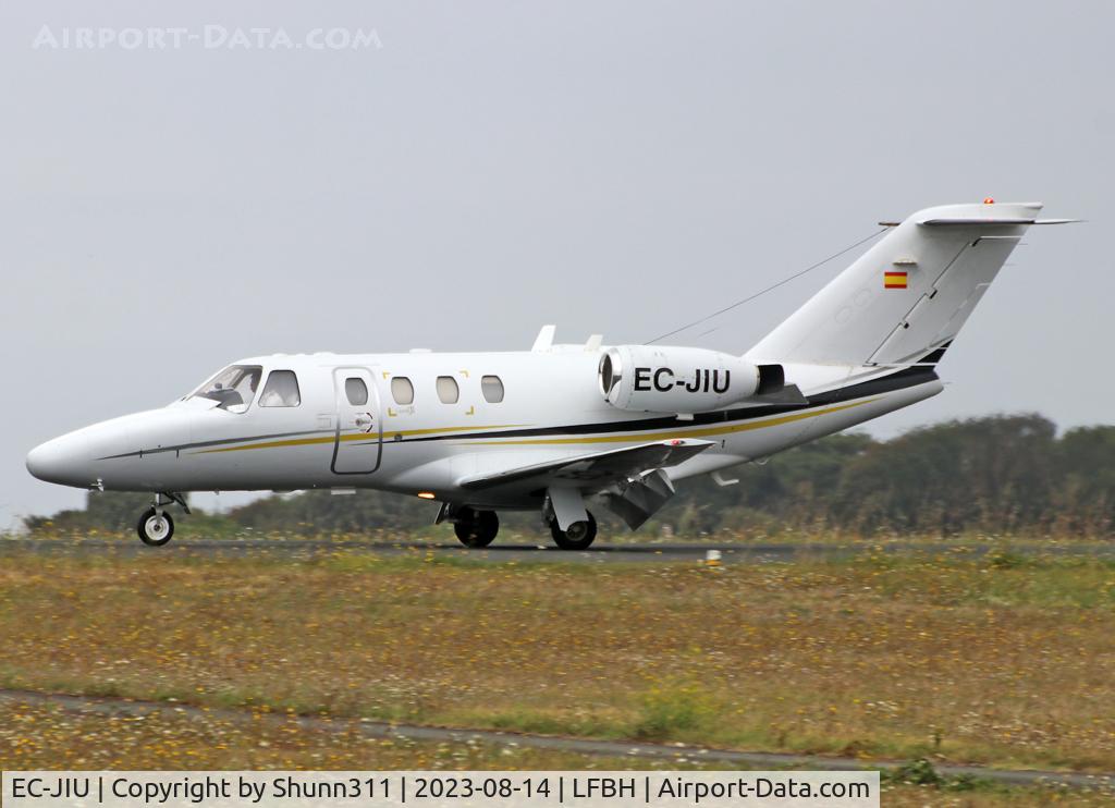EC-JIU, 2002 Cessna 525 CitationJet CJ1 C/N 525-0486, Landing...