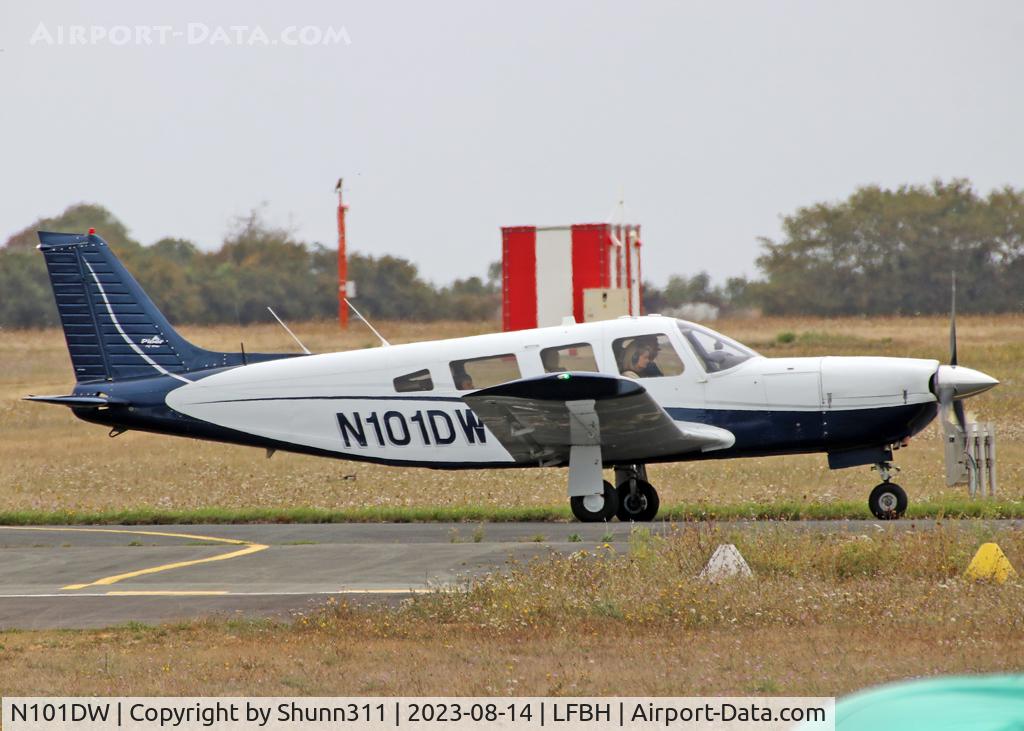 N101DW, 1976 Piper PA-32R-300 Cherokee Lance C/N 32R-7680399, Taxiing to his parking...