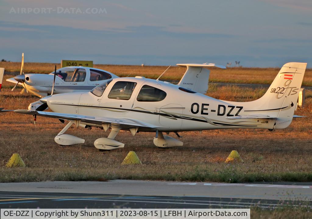 OE-DZZ, 2006 Cirrus SR22 GTS C/N 2020, Parked...