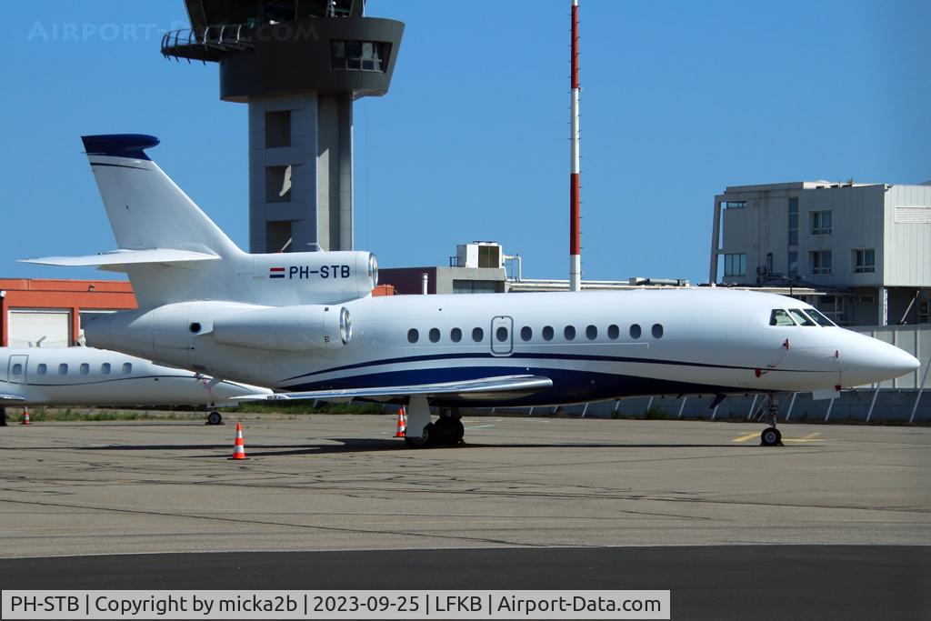 PH-STB, 2001 Dassault Falcon 900C C/N 194, Parked
