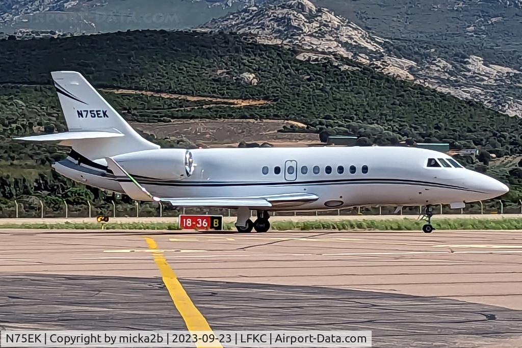 N75EK, 2009 Dassault Falcon 2000LX C/N 172, Taxiing