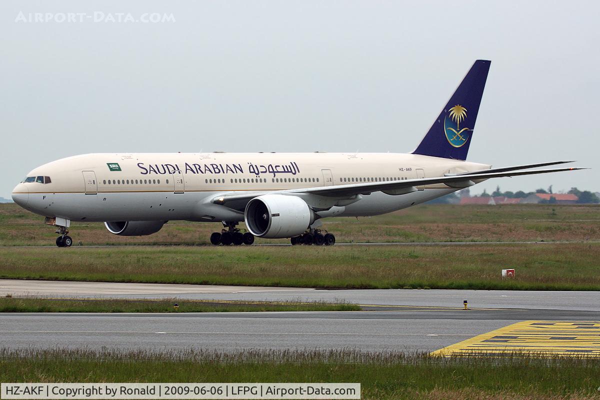 HZ-AKF, 1998 Boeing 777-268/ER C/N 28349, at cdg