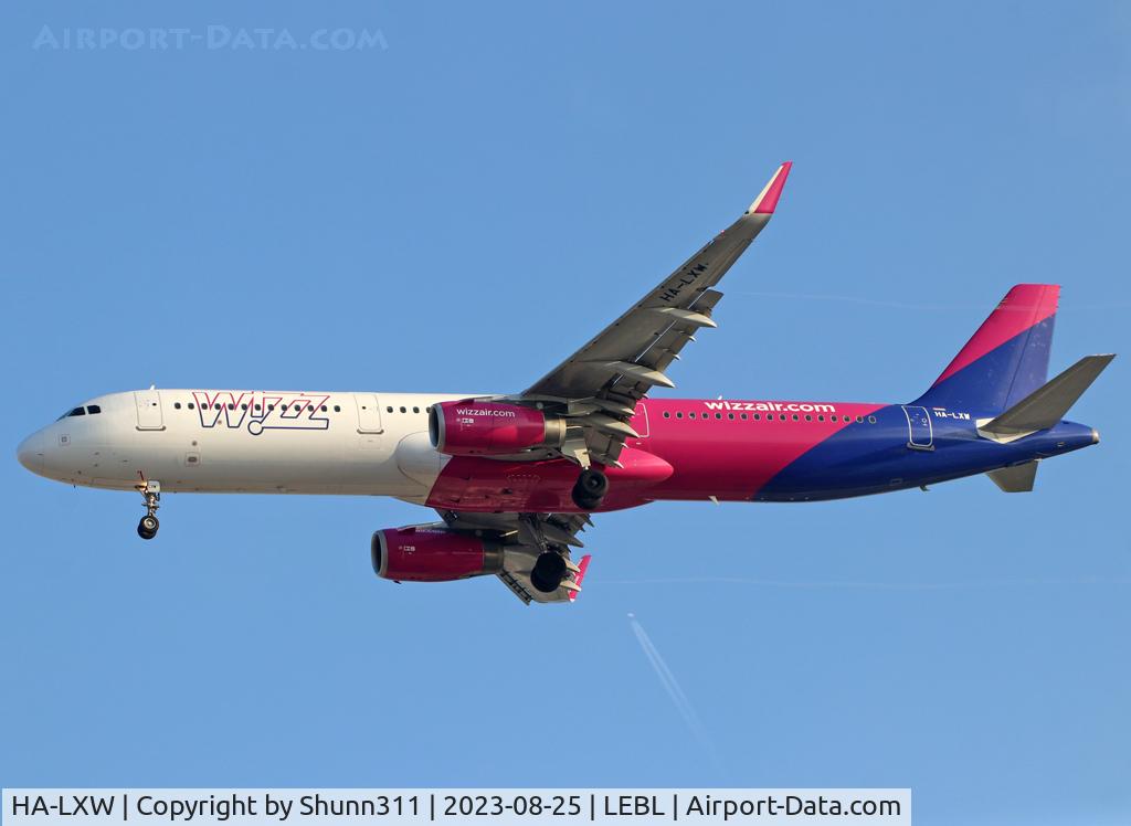 HA-LXW, 2017 Airbus A321-231 C/N 7947, Landing rwy 24R