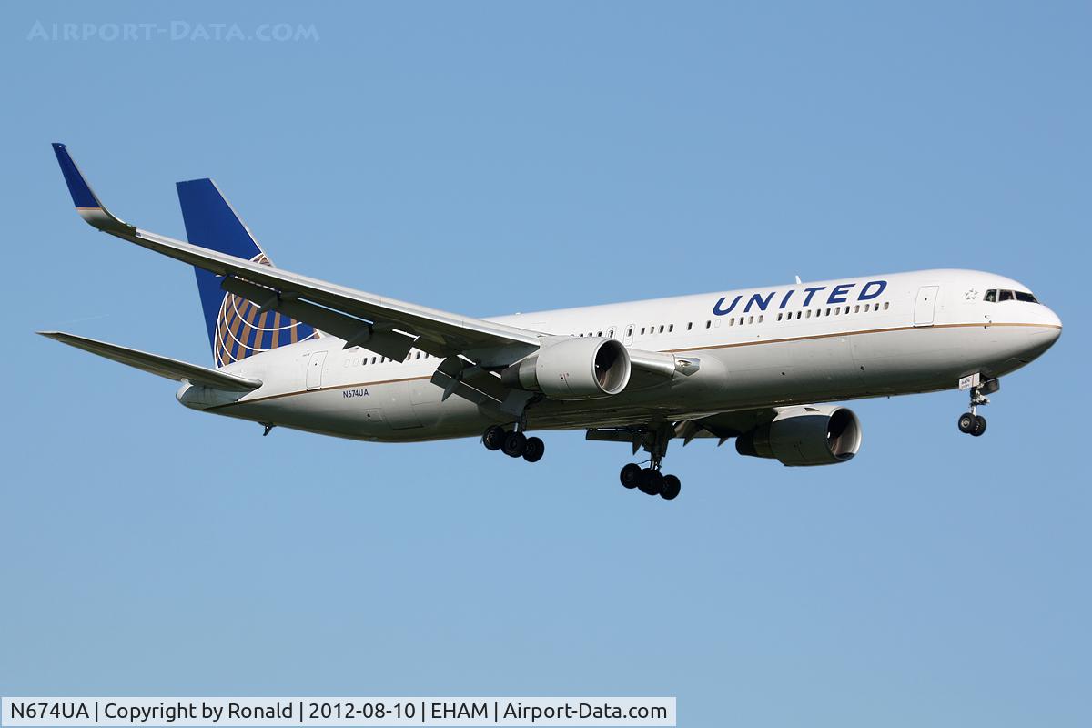 N674UA, 2000 Boeing 767-322 C/N 29242, at spl