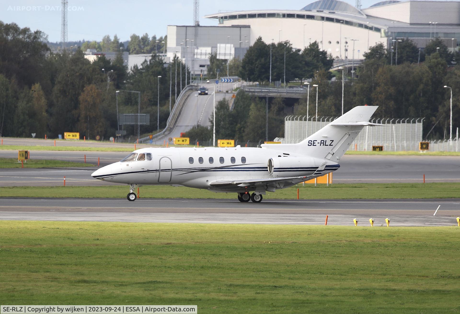SE-RLZ, Hawker Beechcraft Corp HAWKER 900XP C/N HA-0104, RWY 19L