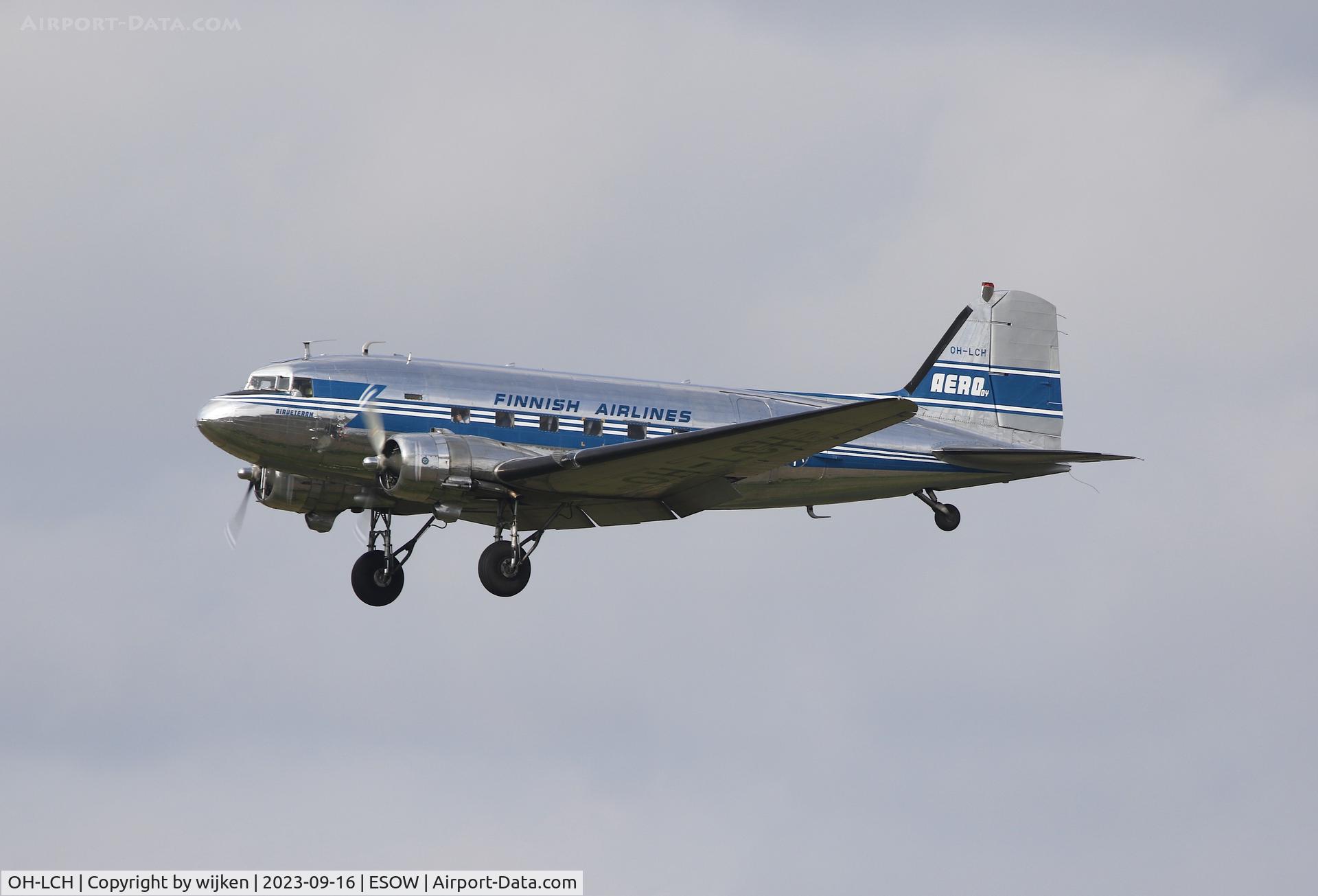 OH-LCH, 1942 Douglas C-53C Skytrooper C/N 6346, RWY 19