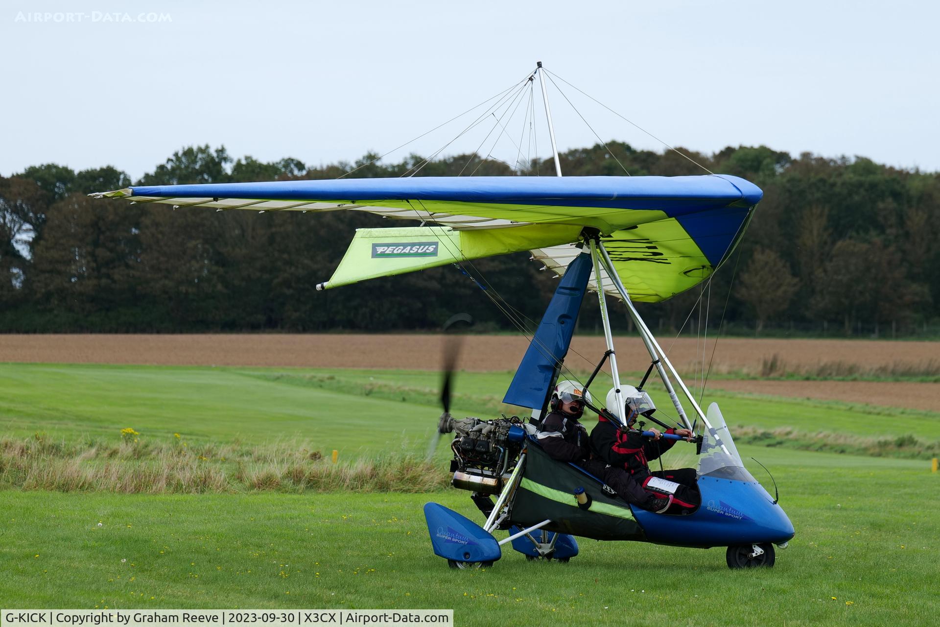 G-KICK, 2000 Pegasus Quantum 15-912 C/N 7679, Departing from Northrepps.