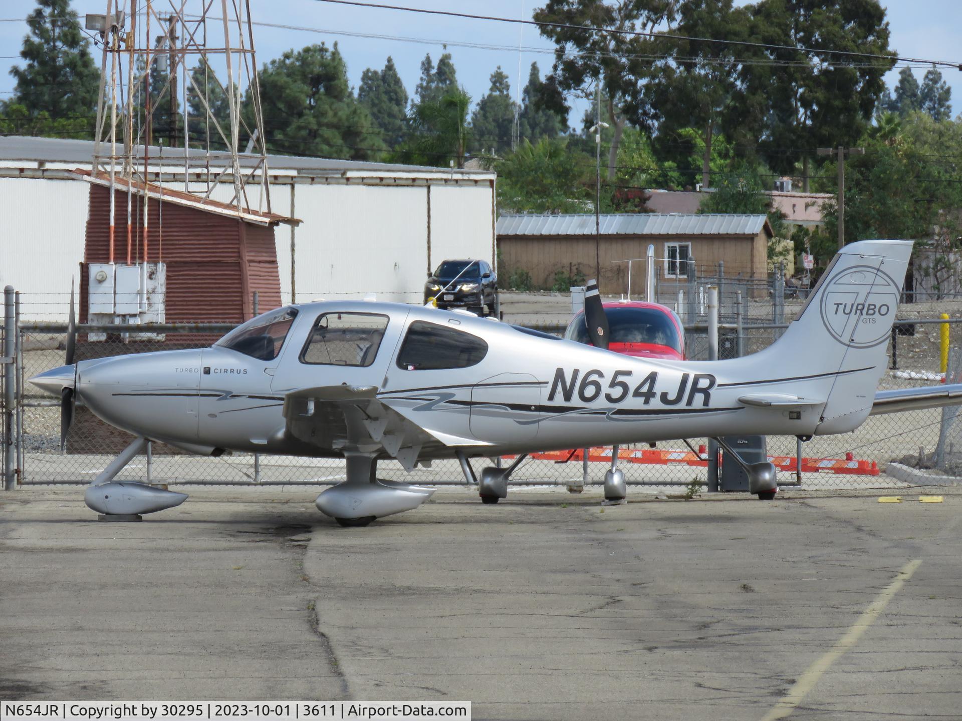 N654JR, 2010 Cirrus SR22 G3 Turbo C/N 3611, Parked