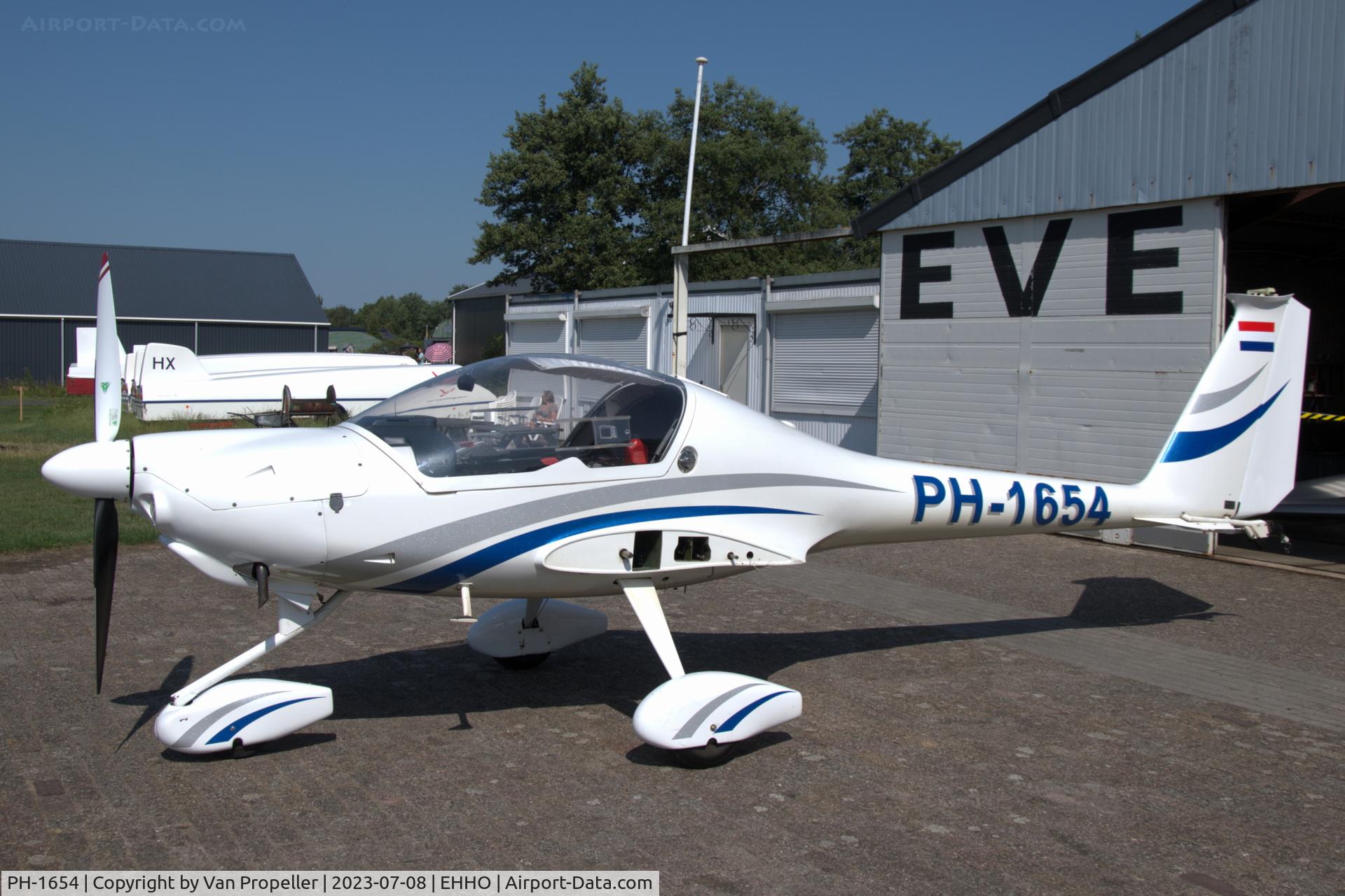 PH-1654, Diamond HK36TTC Eco Dimona C/N 36.873, Diamond HK36TTC Eco Dimona at Hoogeveen airfield, the Netherlands (wings were attached afterwards)