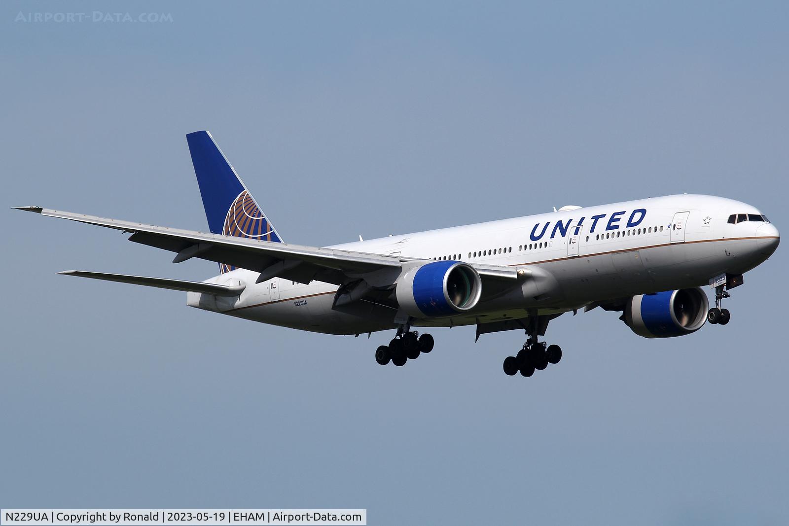 N229UA, 2002 Boeing 777-222 C/N 30557, at spl