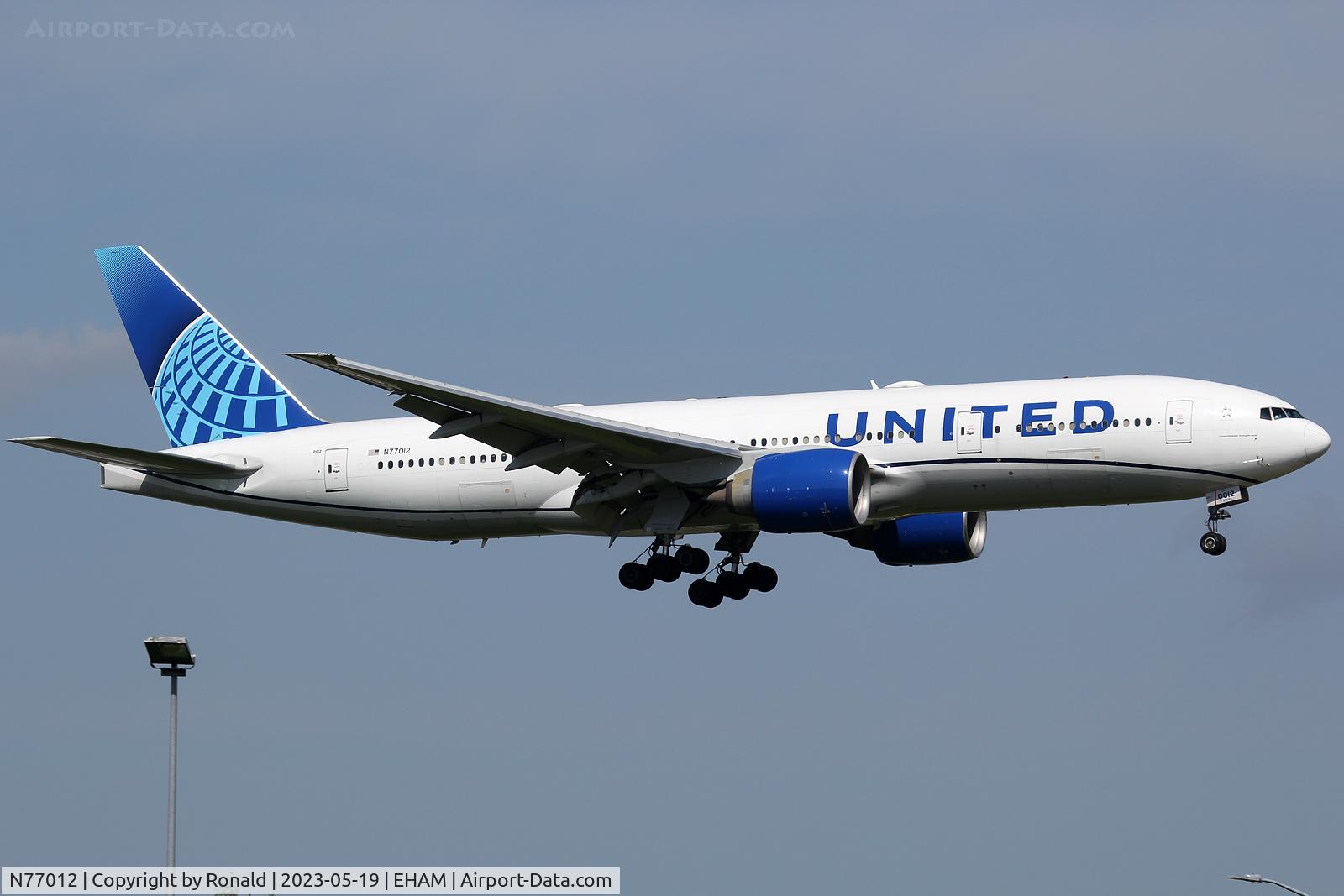 N77012, 1999 Boeing 777-224 C/N 29860, at spl