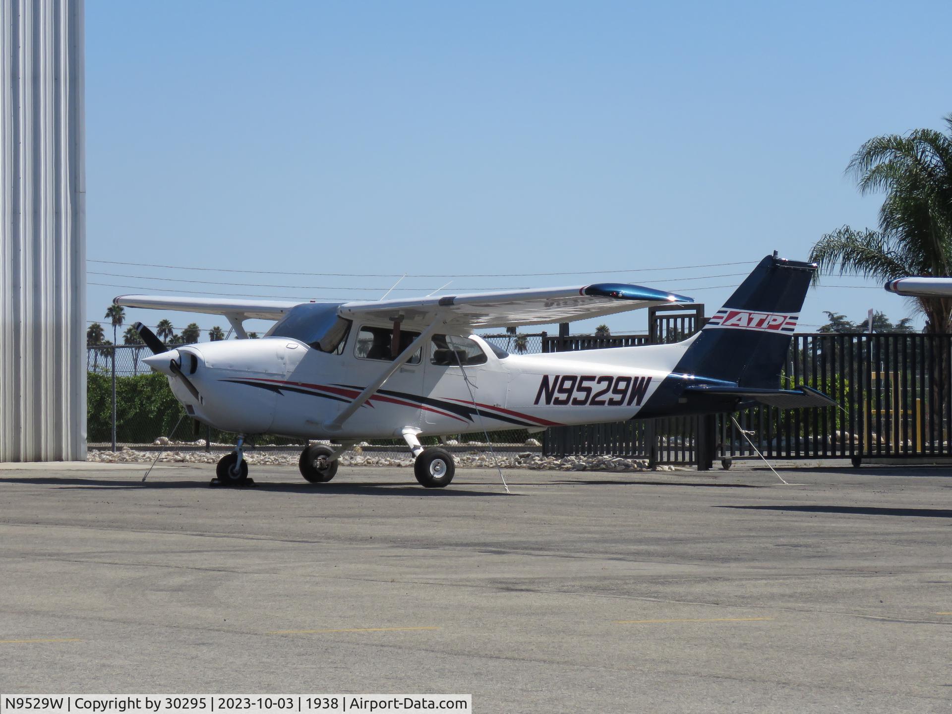 N9529W, 1998 Cessna 172R C/N 17280470, Parked