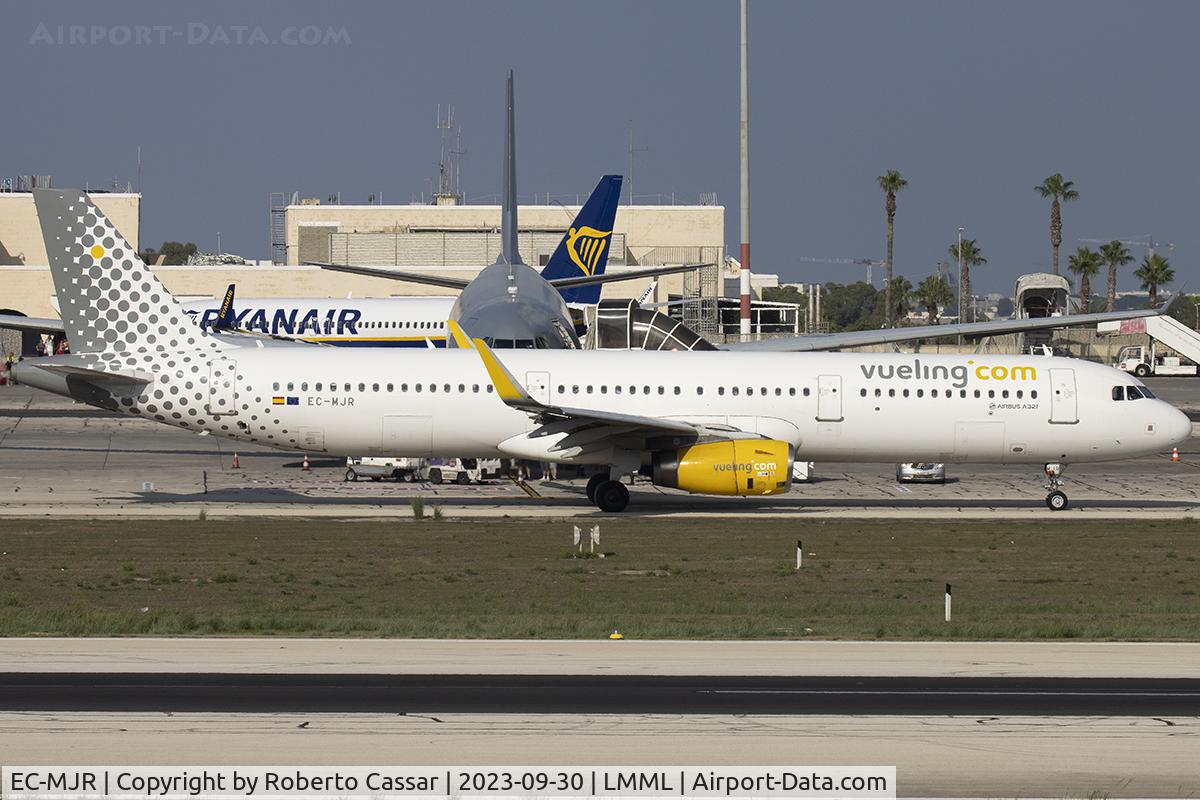 EC-MJR, 2016 Airbus A321-231 C/N 6933, Park 9
