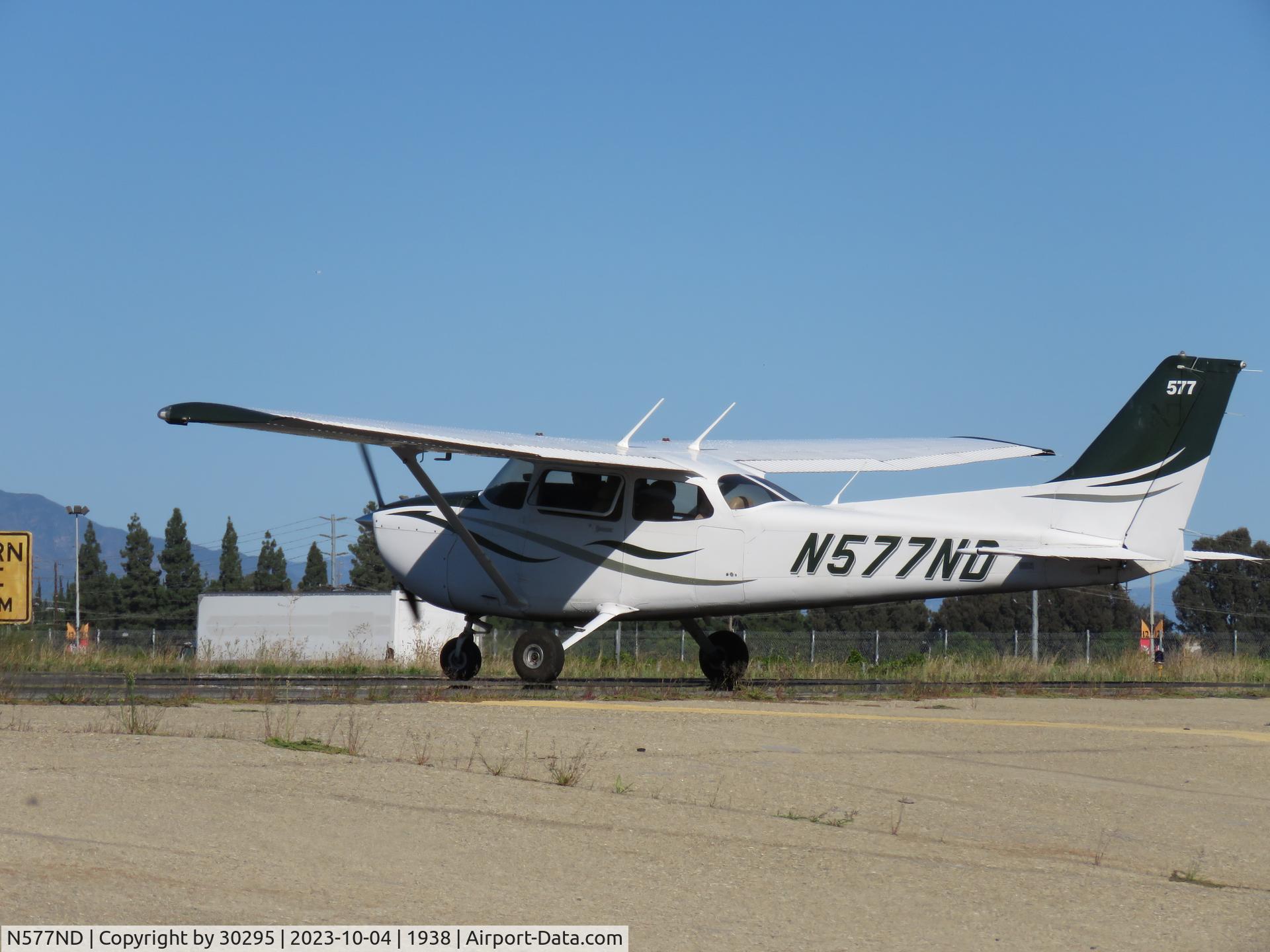 N577ND, Cessna 172S C/N 172S10986, Waiting