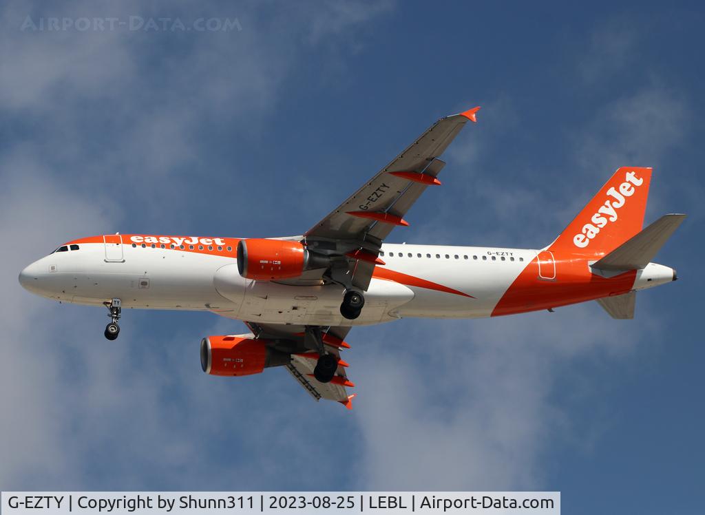 G-EZTY, 2010 Airbus A320-214 C/N 4554, Landing rwy 24 in new c/s