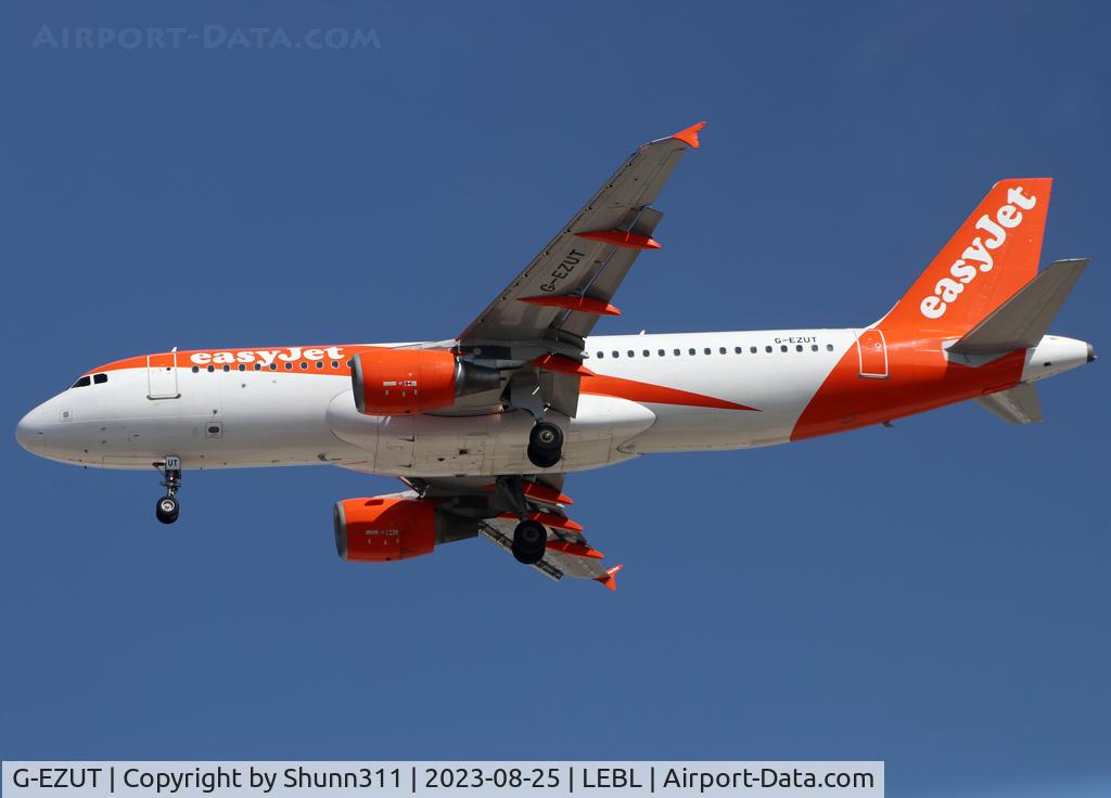 G-EZUT, 2012 Airbus A320-214 C/N 5113, Landing rwy 24R in new c/s