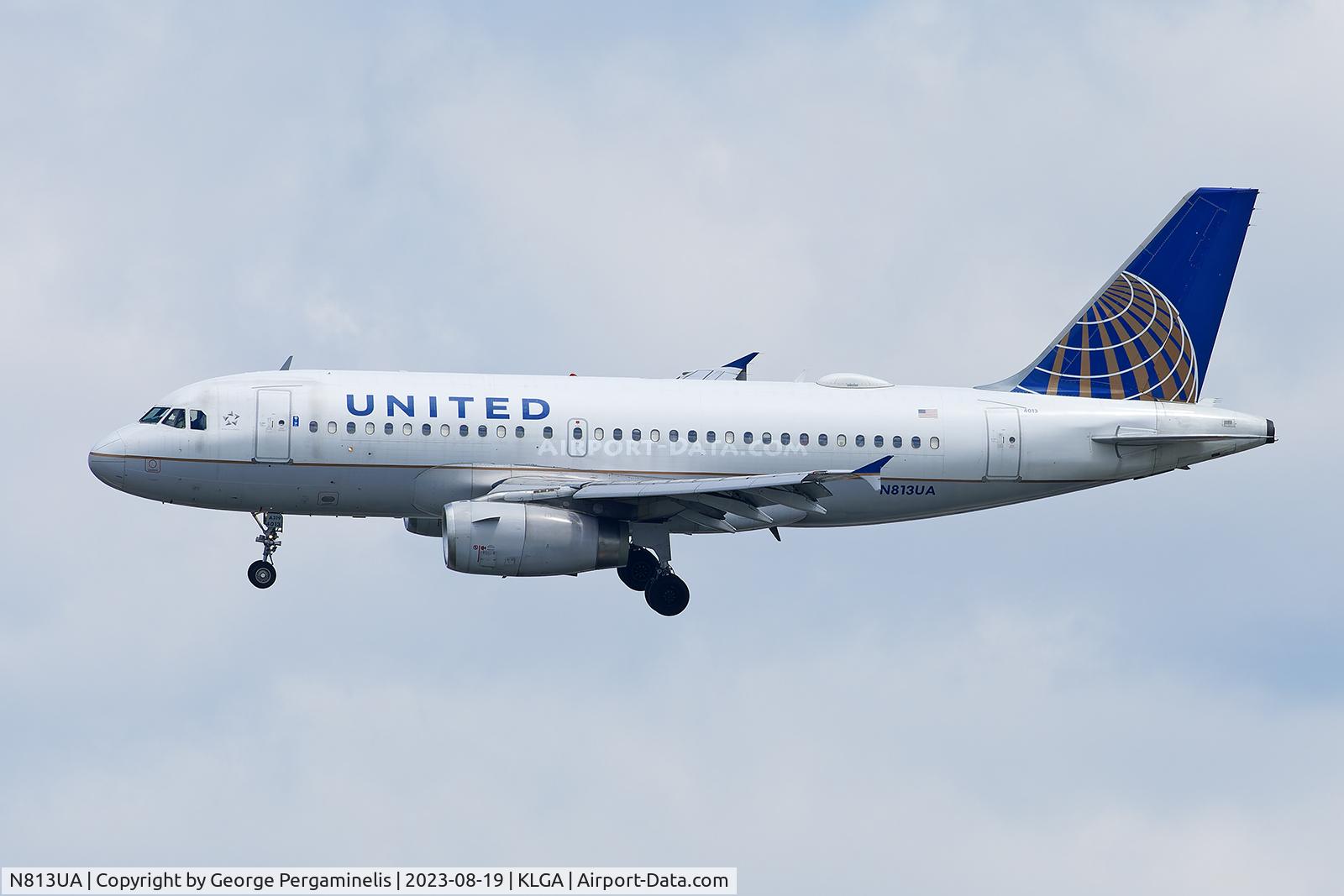 N813UA, 1998 Airbus A319-131 C/N 858, Final, runway 31.
