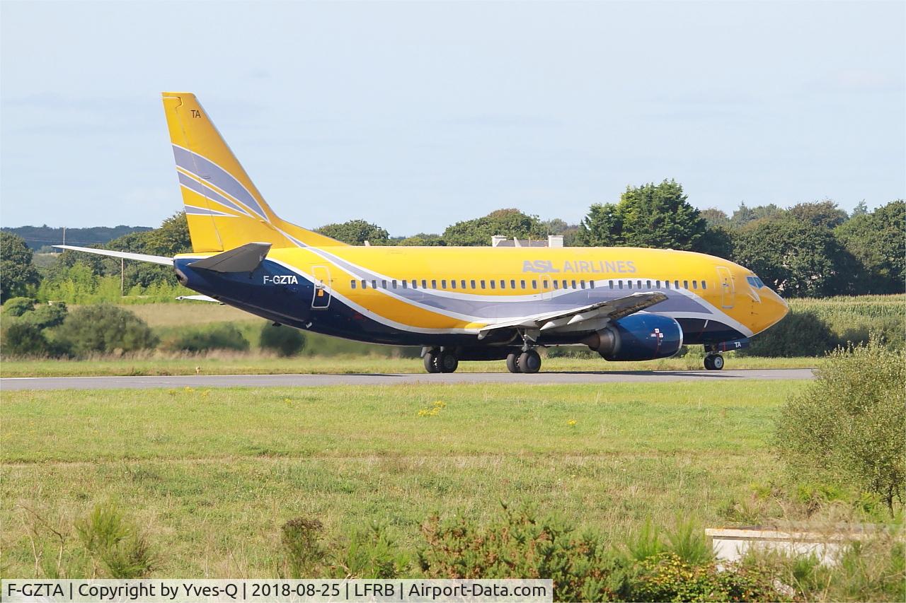 F-GZTA, 1998 Boeing 737-33V(QC) C/N 29333/3084, Boeing 737-33VQC, Taxiing rwy 25L, Brest-Bretagne airport (LFRB-BES)