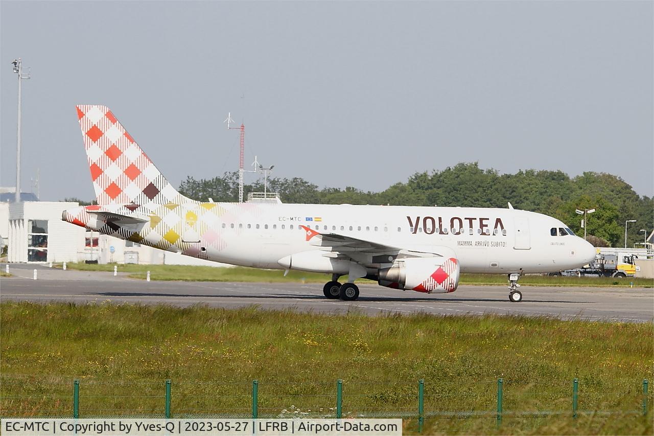 EC-MTC, 2004 Airbus A319-111 C/N 2258, Airbus A319-111 Taxiing to boarding ramp, Brest-Bretagne airport (LFRB-BES)