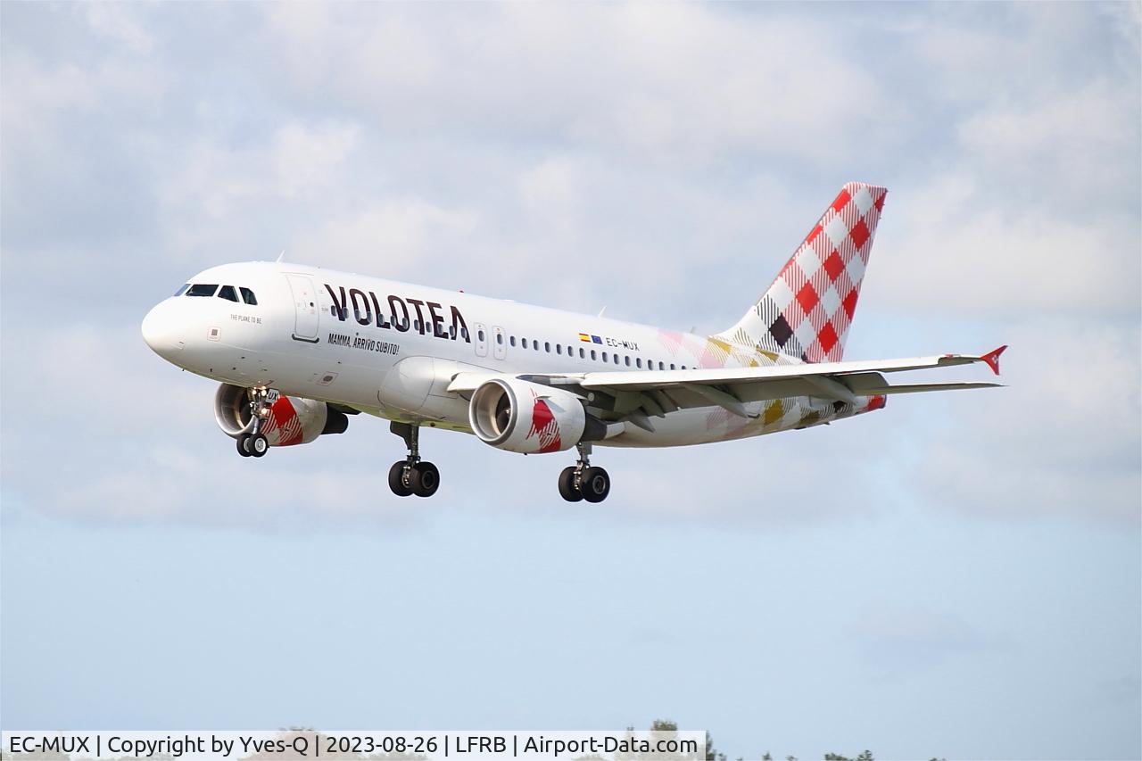 EC-MUX, 2003 Airbus A319-111 C/N 2037, Airbus A319-111, On final rwy 25L, Brest-Bretagne airport (LFRB-BES)