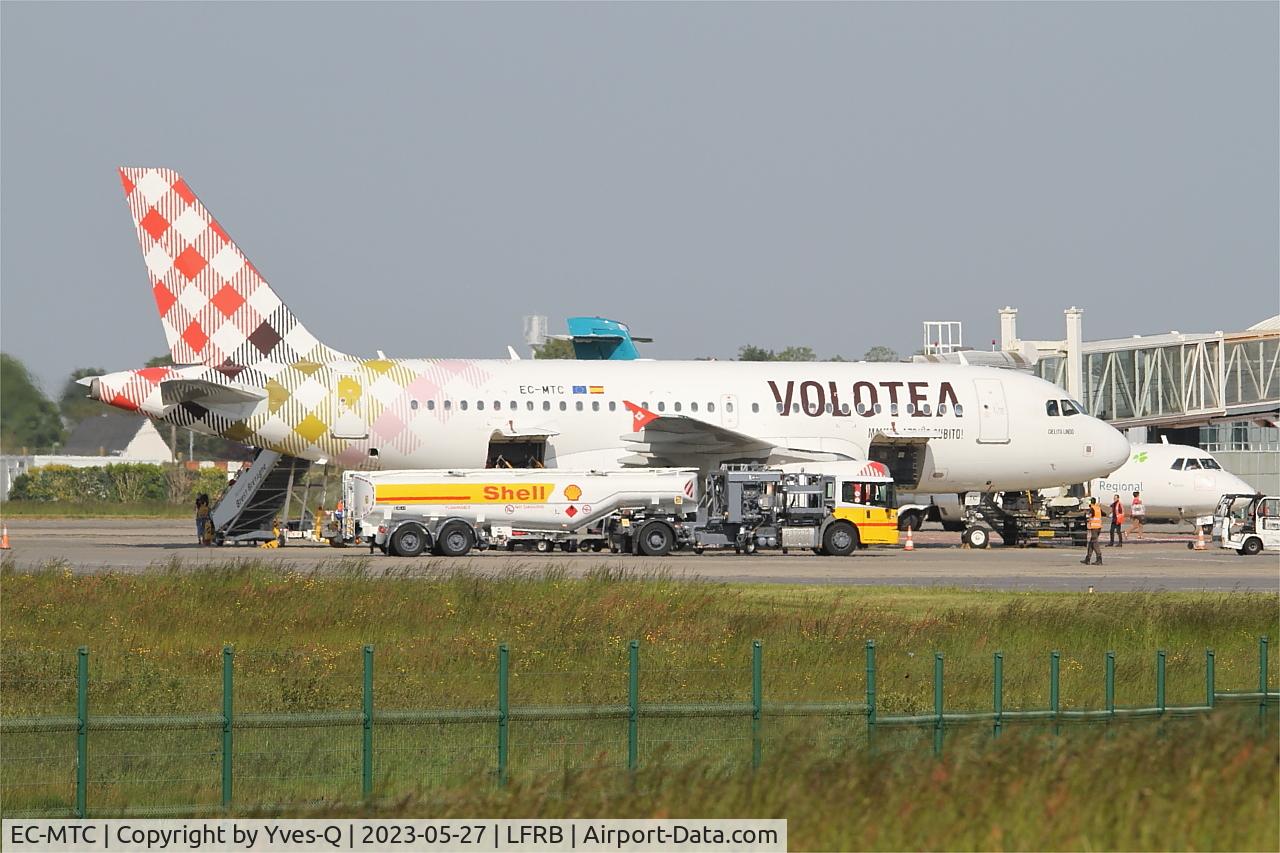 EC-MTC, 2004 Airbus A319-111 C/N 2258, Airbus A319-111 Boarding ramp, Brest-Bretagne airport (LFRB-BES)