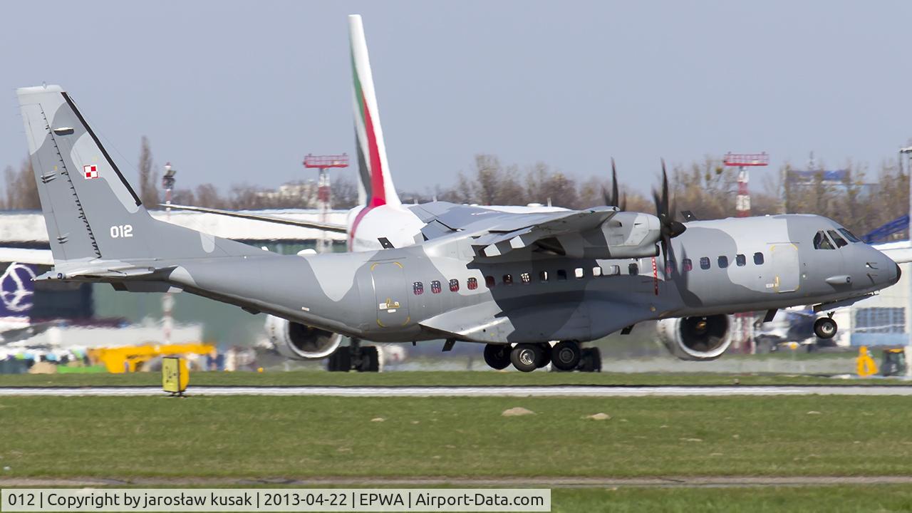 012, 2003 CASA C-295M C/N S-010, CASA C-295M l?duje na pasie 11 lotniska Chopina
