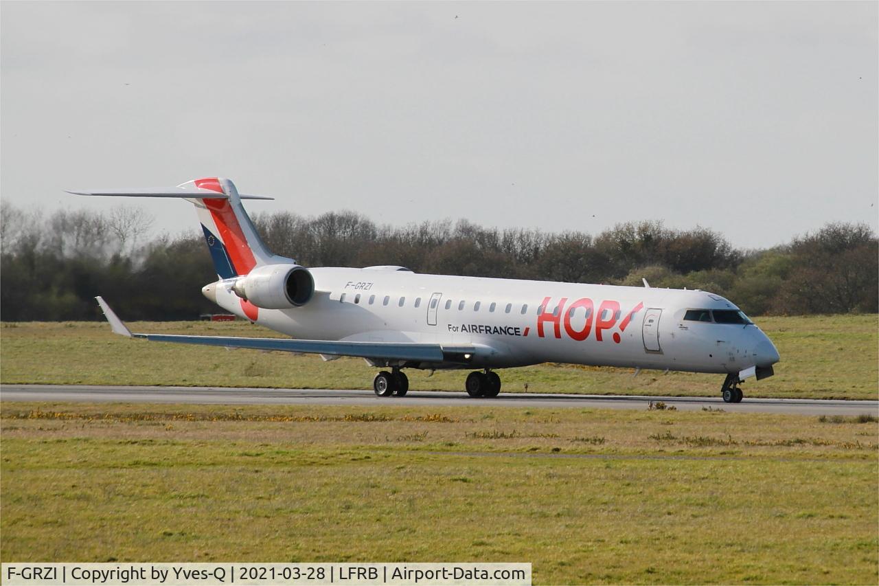 F-GRZI, Canadair CRJ-702 (CL-600-2C10) Regional Jet C/N 10093, Canadair CRJ-702, Taxiing rwy 25L, Brest-Bretagne Airport (LFRB-BES)