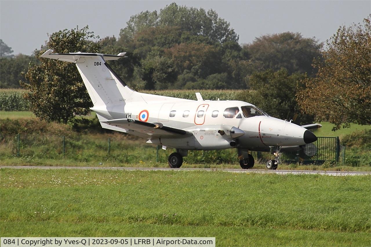 084, 1983 Embraer EMB-121AA Xingu C/N 121-084, Embraer EMB-121AA Xingu, lining up rwy 25L, Brest-Bretagne Airport (LFRB-BES)