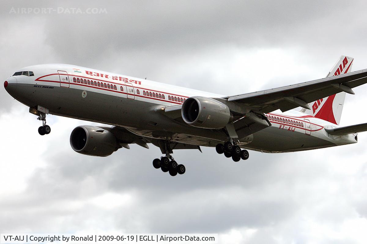 VT-AIJ, 1997 Boeing 777-222/ER C/N 26943, at lhr