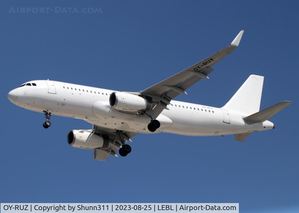 OY-RUZ, 2015 Airbus A320-232 C/N 6733, Landing rwy 24R in all white c/s without titles... Air France flight...