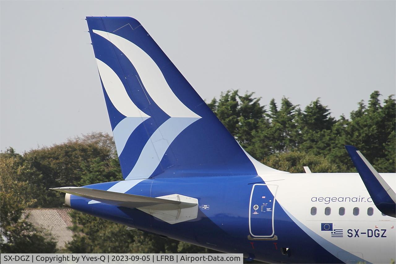 SX-DGZ, 2015 Airbus A320-232 C/N 6643, Airbus A320-232, TTail close up view, Brest-Bretagne airport (LFRB-BES)