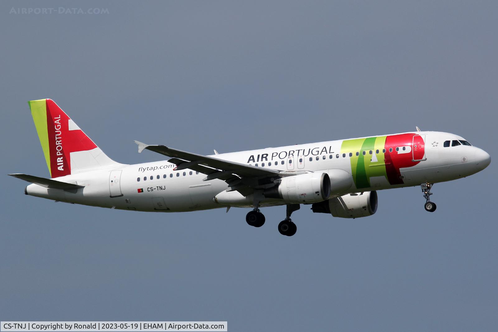 CS-TNJ, 2000 Airbus A320-214 C/N 1181, at spl