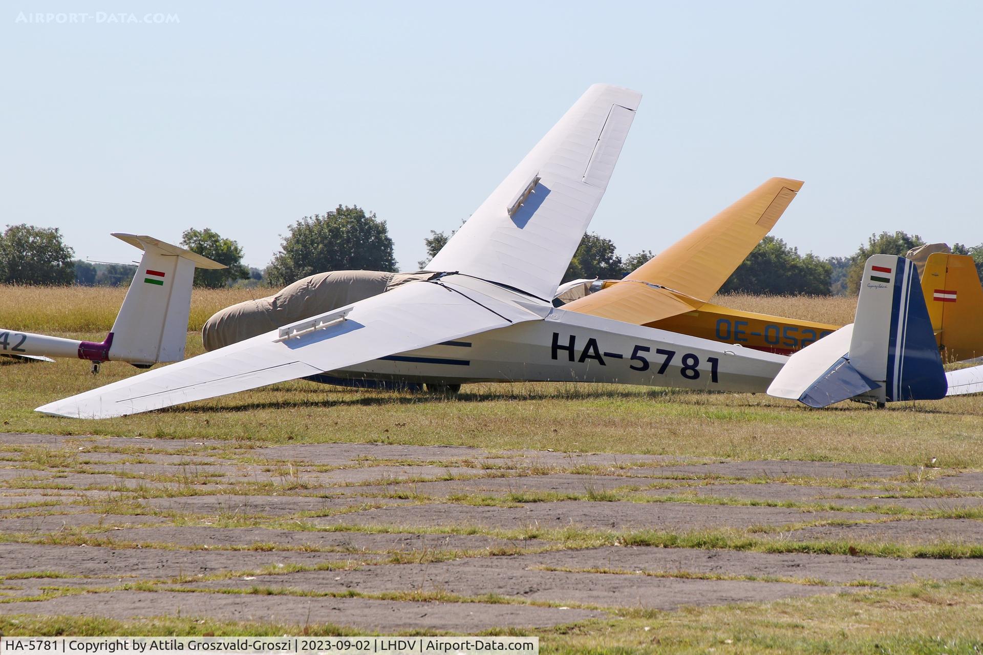 HA-5781, 1960 Schleicher Ka-7 Rhonadler C/N 832, LHDV - Dunaújváros-Kisapostag Airport, Hungary