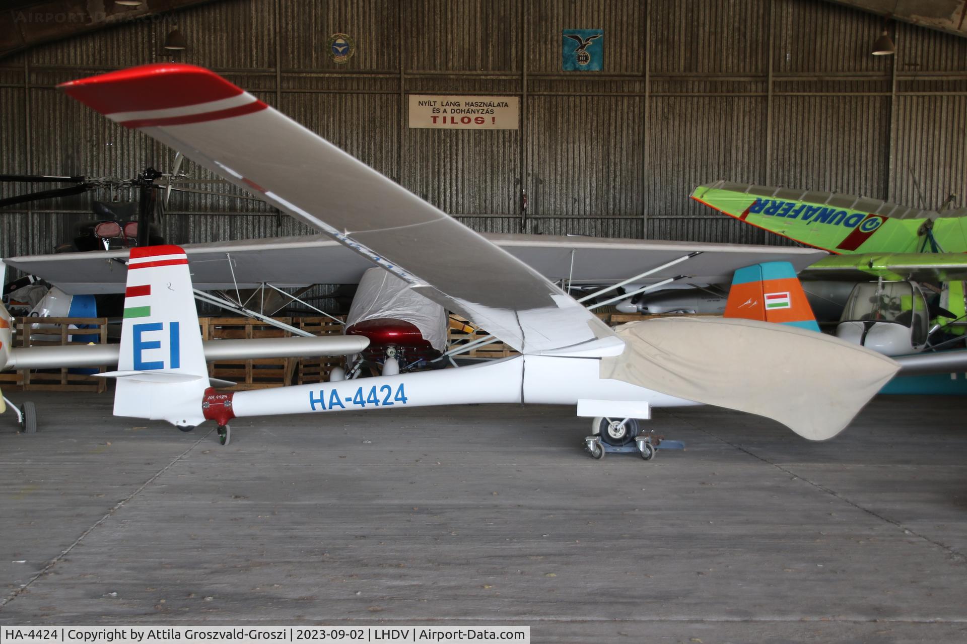 HA-4424, 1981 PZL-Bielsko SZD-42-2 Jantar 2B C/N B-1130, LHDV - Dunaújváros-Kisapostag Airport, Hungary