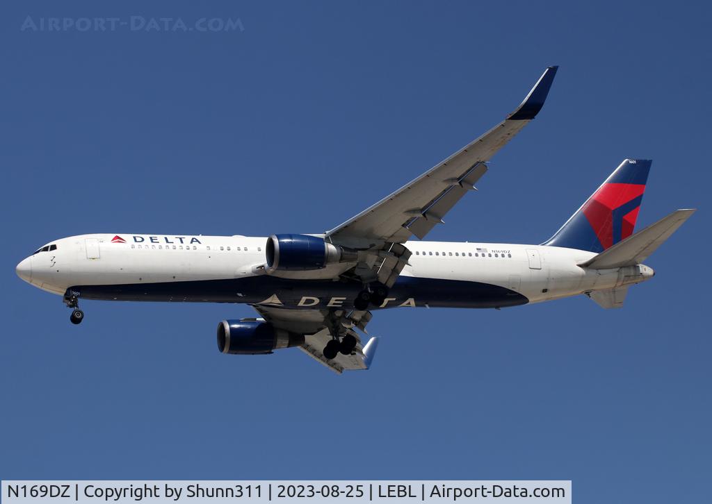 N169DZ, 1998 Boeing 767-332 C/N 29689, Landing rwy 24R