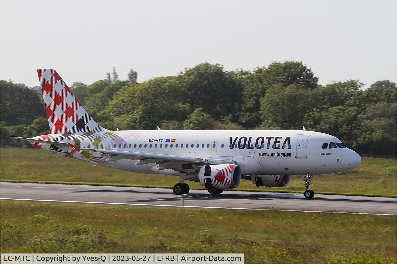 EC-MTC, 2004 Airbus A319-111 C/N 2258, Airbus A319-111 Take off run Rwy 07R, Brest-Bretagne airport (LFRB-BES)
