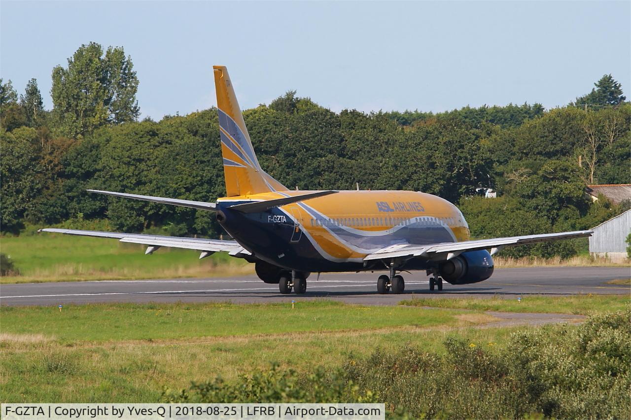 F-GZTA, 1998 Boeing 737-33V(QC) C/N 29333/3084, Boeing 737-33VQC, Lining up rwy 25L, Brest-Bretagne airport (LFRB-BES)