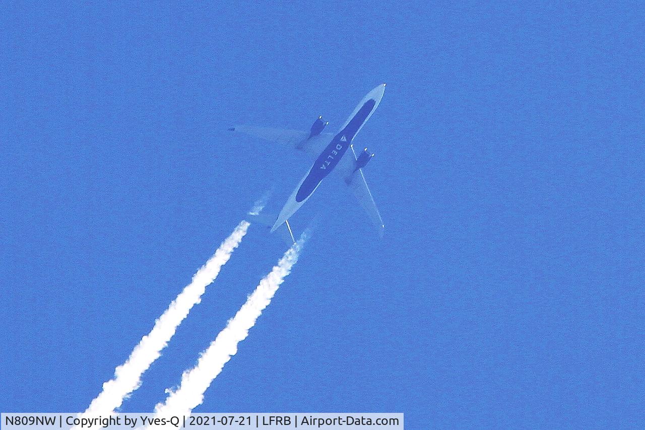 N809NW, 2005 Airbus A330-323 C/N 663, Airbus A330-323X, Flight over Brest-Bretagne airport (LFRB-BES)