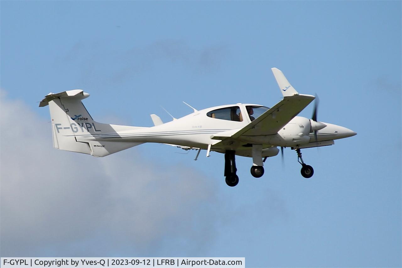F-GYPL, Diamond DA-42 Twin Star C/N 42.050, Diamond DA-42 Twin Star, Climbing from rwy 07R, Brest-Bretagne airport (LFRB-BES)