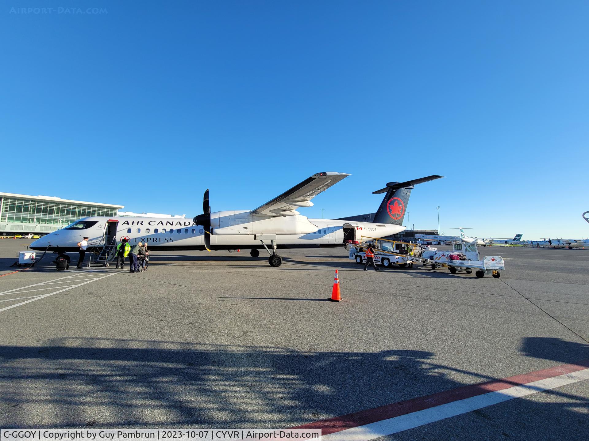 C-GGOY, 2011 De Havilland Canada DHC-8-402Q Dash 8 C/N 4365, Unloading