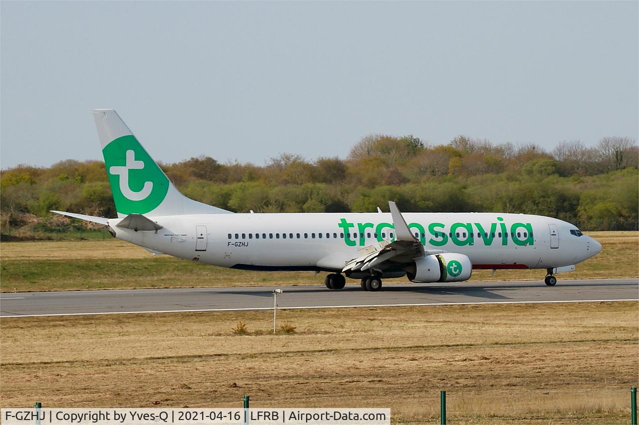 F-GZHJ, 2013 Boeing 737-86J C/N 37778, Boeing 737-86J, Reverse thrust landing rwy 07R, Brest-Bretagne Airport (LFRB-BES)
