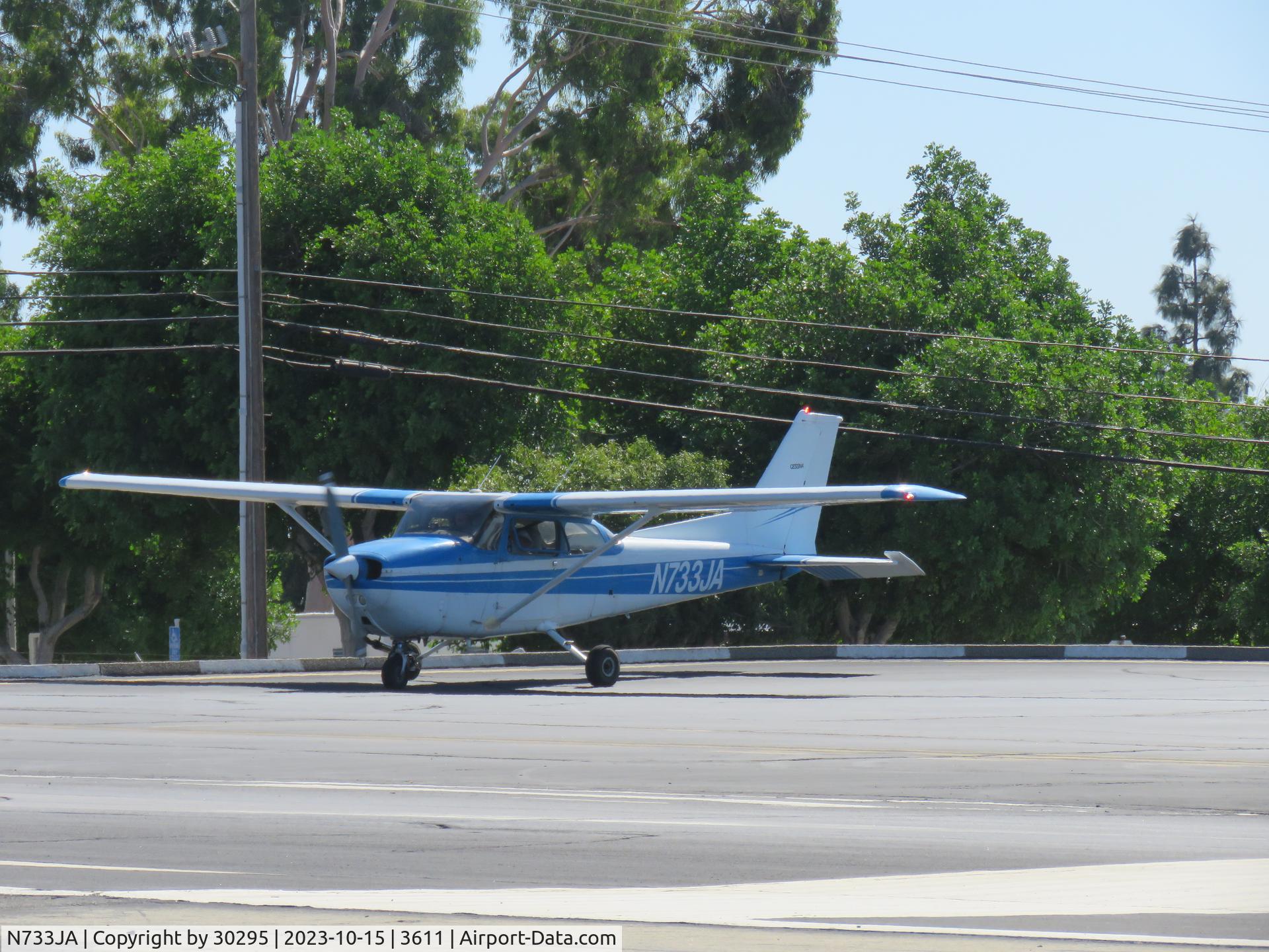 N733JA, 1976 Cessna 172N C/N 17268320, Waiting to tae off
