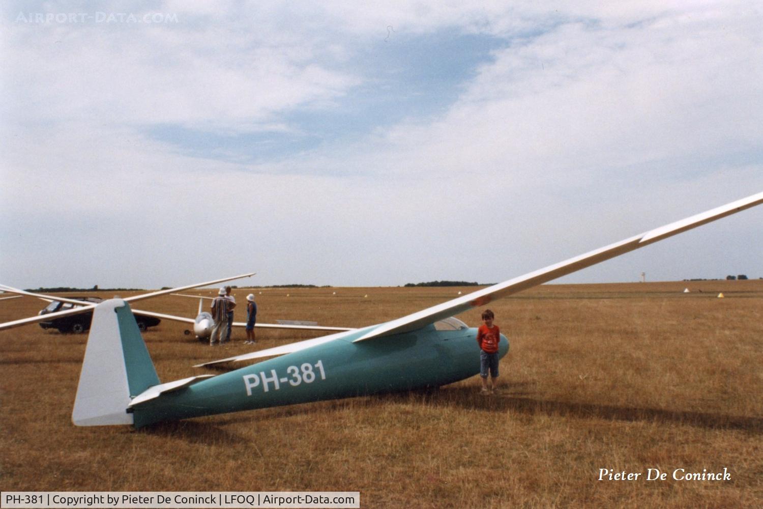 PH-381, Schleicher Ka-6CR Rhonsegler C/N 6511/A, PH-381 at Blois in early '90 s.